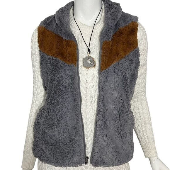 Patagonia Jackets & Blazers - Women's‎ Patagonia Los Gatos Fleece Full Zip Gray & Brown Vest -- M